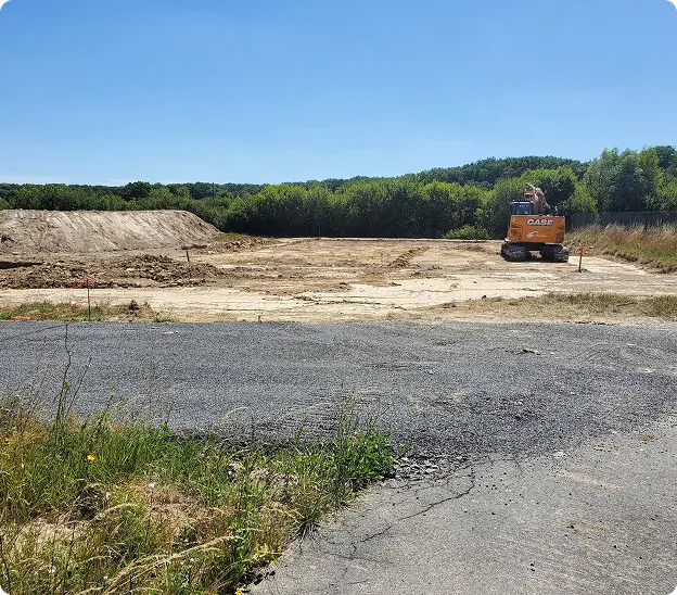 Terrassement en cours avec engin de chantier sur chantier Bigot TP près de Semblançay
