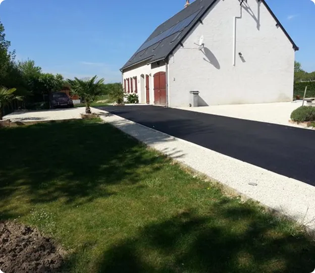 Allée-bitumée-maison-individuelle-terrassement-entretien-exterieur