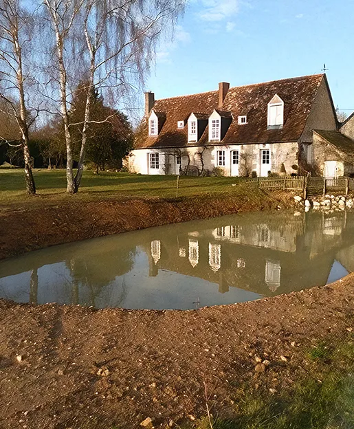 Maison ancienne et bassin de rétention d'eau créé par Bigot TP