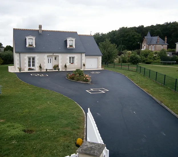 Allée en enrobé noir devant une maison, réalisée par Bigot TP