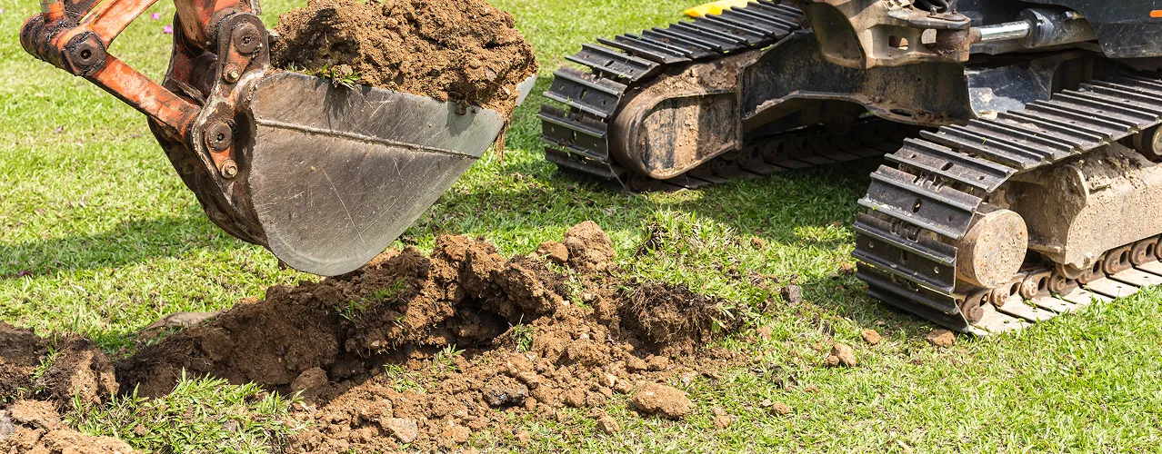 Création d'une zone de drainage par une pelle à chenilles